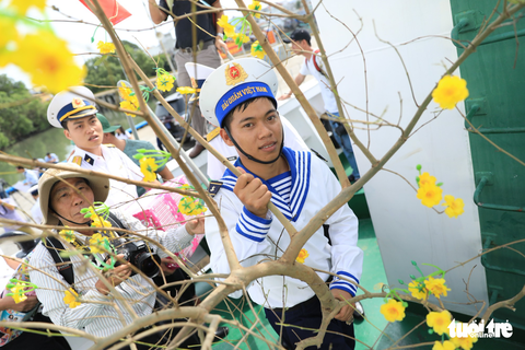 Những tàu hàng ấm tình đang đến với nhà giàn DK1 - Ảnh 1. Những tàu hàng ấm tình đang đến với nhà giàn DK1 - Ảnh 1.