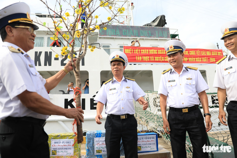 Những tàu hàng ấm tình đang đến với nhà giàn DK1 - Ảnh 3. Những tàu hàng ấm tình đang đến với nhà giàn DK1 - Ảnh 3.