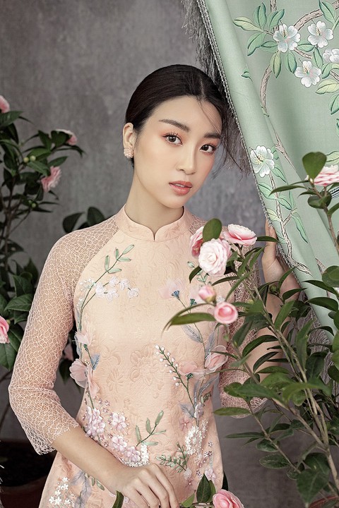 Hoa hậu Đỗ Mỹ Linh hoá nàng tiên hoa ngày Tết - Ảnh 9. Hoa hậu Đỗ Mỹ Linh hoá nàng tiên hoa ngày Tết - Ảnh 9.