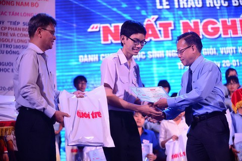 Trao 106 suất học bổng Nhất nghệ tinh - Ảnh 1. Trao 106 suất học bổng Nhất nghệ tinh - Ảnh 1.
