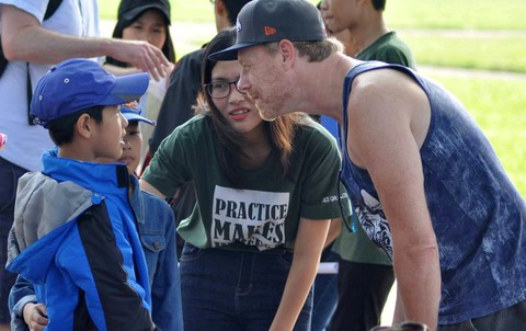 Mở tour giúp trò quê nói tiếng Anh - Ảnh 1. Mở tour giúp trò quê nói tiếng Anh - Ảnh 1.