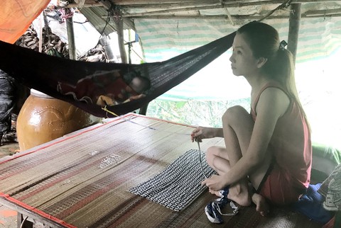 Trẻ con lai ở miền Tây: Không khai sinh được cho con vì lỡ... lấy chồng ngoại - Ảnh 4. Trẻ con lai ở miền Tây: Không khai sinh được cho con vì lỡ... lấy chồng ngoại - Ảnh 4.