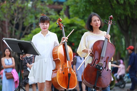 Trình diễn giao hưởng flashmob của Happiness Concert by Acecook Vietnam - Ảnh 1. Trình diễn giao hưởng flashmob của Happiness Concert by Acecook Vietnam - Ảnh 1.