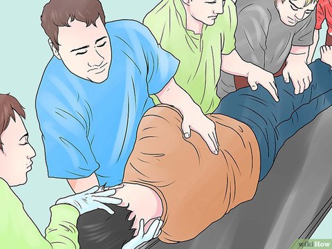 Sơ cấp cứu ban đầu chấn thương cột sống cổ và lưng - Ảnh 1. Sơ cấp cứu ban đầu chấn thương cột sống cổ và lưng - Ảnh 1.