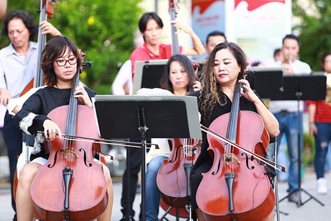 Trình diễn giao hưởng flashmob của Happiness Concert by Acecook Vietnam - Ảnh 2. Trình diễn giao hưởng flashmob của Happiness Concert by Acecook Vietnam - Ảnh 2.