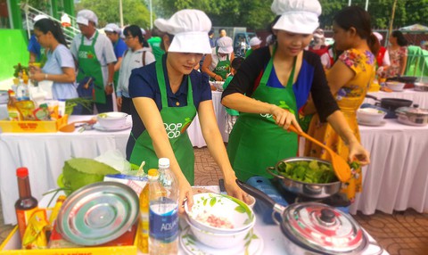 Hàng ngàn gia đình cùng kéo đến siêu thị Co.opmart để nấu ăn - Ảnh 3. Hàng ngàn gia đình cùng kéo đến siêu thị Co.opmart để nấu ăn - Ảnh 3.