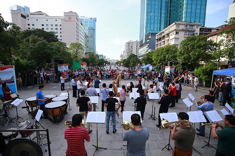 Trình diễn giao hưởng flashmob của Happiness Concert by Acecook Vietnam - Ảnh 3. Trình diễn giao hưởng flashmob của Happiness Concert by Acecook Vietnam - Ảnh 3.