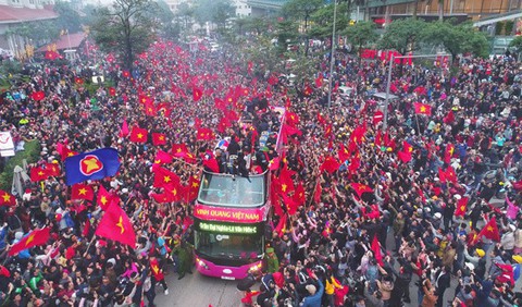Chiếc xe bus chứng nhân của khoảnh khắc 90 triệu trái tim cùng hoà làm một - Ảnh 4. Chiếc xe bus chứng nhân của khoảnh khắc 90 triệu trái tim cùng hoà làm một - Ảnh 4.