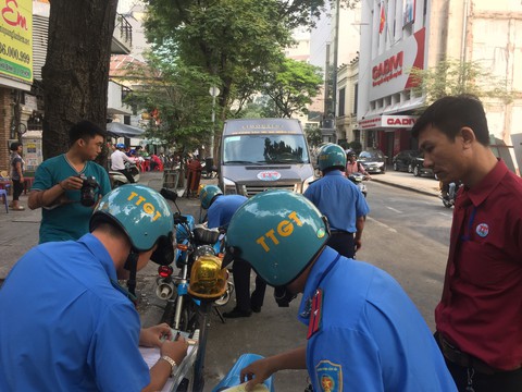 TP.HCM ra quân xử lý “xe dù, bến cóc” dịp tết Mậu Tuất 2018 - Ảnh 1. TP.HCM ra quân xử lý “xe dù, bến cóc” dịp tết Mậu Tuất 2018 - Ảnh 1.