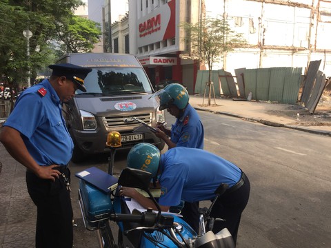 TP.HCM ra quân dọn dẹp rào chắn công trình đón tết 2019 - Ảnh 1. TP.HCM ra quân dọn dẹp rào chắn công trình đón tết 2019 - Ảnh 1.