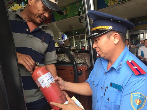 TP.HCM ra quân xử lý “xe dù, bến cóc” dịp tết Mậu Tuất 2018 - Ảnh 2. TP.HCM ra quân xử lý “xe dù, bến cóc” dịp tết Mậu Tuất 2018 - Ảnh 2.