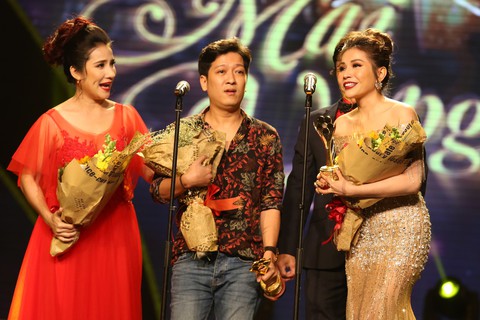 Trường Giang vừa được giải vừa hỏi vợ tại lễ trao giải Mai Vàng 2017 - Ảnh 1. Trường Giang vừa được giải vừa hỏi vợ tại lễ trao giải Mai Vàng 2017 - Ảnh 1.