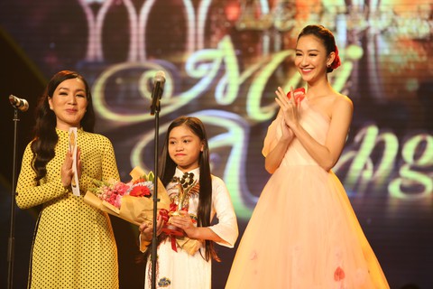 Trường Giang vừa được giải vừa hỏi vợ tại lễ trao giải Mai Vàng 2017 - Ảnh 10. Trường Giang vừa được giải vừa hỏi vợ tại lễ trao giải Mai Vàng 2017 - Ảnh 10.