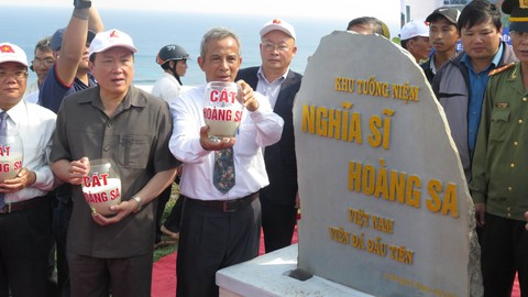 Cát Hoàng Sa chứa hồn cốt cha ông - Ảnh 1. Cát Hoàng Sa chứa hồn cốt cha ông - Ảnh 1.