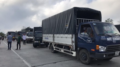 Tài xế dừng xe phản đối trạm thu phí Sóc Trăng - Ảnh 3. Tài xế dừng xe phản đối trạm thu phí Sóc Trăng - Ảnh 3.