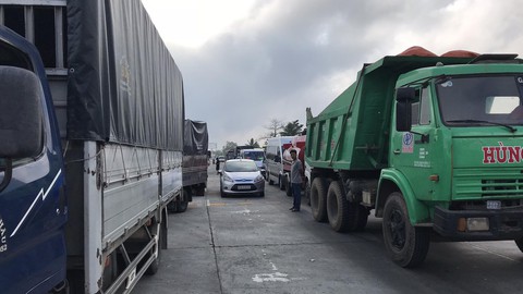 Tài xế dừng xe phản đối trạm thu phí Sóc Trăng - Ảnh 2. Tài xế dừng xe phản đối trạm thu phí Sóc Trăng - Ảnh 2.