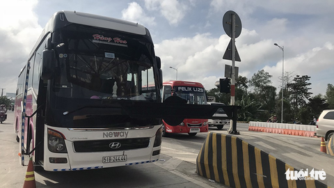 Xe giường nằm dàn hàng ở BOT Sóc Trăng, đã có xô xát - Ảnh 2. Xe giường nằm dàn hàng ở BOT Sóc Trăng, đã có xô xát - Ảnh 2.