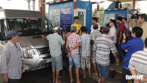 Xe giường nằm dàn hàng ở BOT Sóc Trăng, đã có xô xát - Ảnh 3. Xe giường nằm dàn hàng ở BOT Sóc Trăng, đã có xô xát - Ảnh 3.