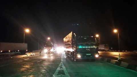Nghẽn trạm thu phí Bắc Bình Định hơn 3 giờ - Ảnh 3. Nghẽn trạm thu phí Bắc Bình Định hơn 3 giờ - Ảnh 3.