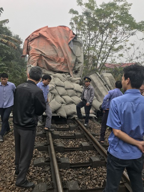 Xe chở ximăng phá gãy gác chắn, tông móp đầu tàu SE7 - Ảnh 2. Xe chở ximăng phá gãy gác chắn, tông móp đầu tàu SE7 - Ảnh 2.