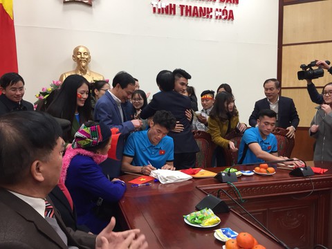Fan vây kín UBND tỉnh Thanh Hoá, chào đón anh em Tiến Dũng, Văn Đại - Ảnh 3. Fan vây kín UBND tỉnh Thanh Hoá, chào đón anh em Tiến Dũng, Văn Đại - Ảnh 3.