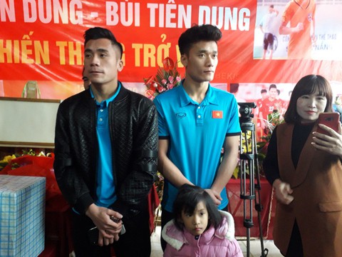 Fan vây kín UBND tỉnh Thanh Hoá, chào đón anh em Tiến Dũng, Văn Đại - Ảnh 7. Fan vây kín UBND tỉnh Thanh Hoá, chào đón anh em Tiến Dũng, Văn Đại - Ảnh 7.