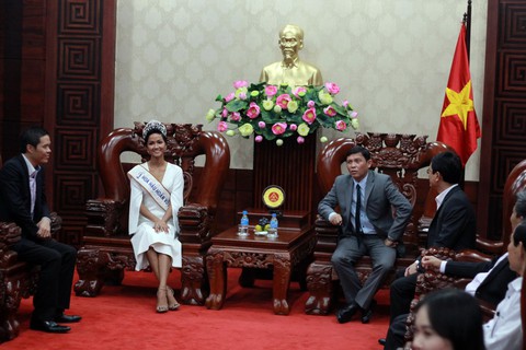 Đắk Lắk gặp gỡ, khen thưởng Hoa hậu Hoàn vũ H’Hen Niê - Ảnh 2. Đắk Lắk gặp gỡ, khen thưởng Hoa hậu Hoàn vũ H’Hen Niê - Ảnh 2.