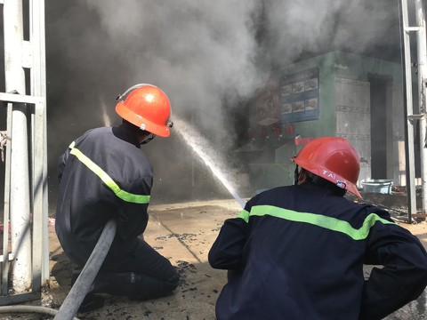 Cháy kho phế liệu trong khu dân cư tại Bình Dương - Ảnh 1. Cháy kho phế liệu trong khu dân cư tại Bình Dương - Ảnh 1.