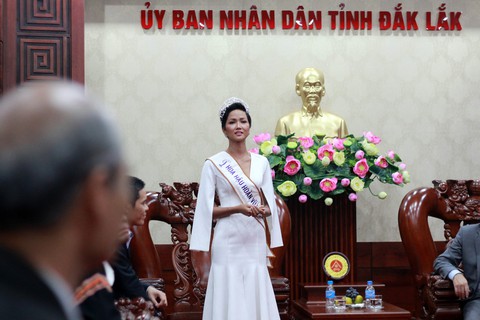 Đắk Lắk gặp gỡ, khen thưởng Hoa hậu Hoàn vũ H’Hen Niê - Ảnh 6. Đắk Lắk gặp gỡ, khen thưởng Hoa hậu Hoàn vũ H’Hen Niê - Ảnh 6.