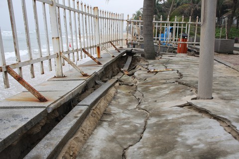 Chủ tịch Đà Nẵng kiểm tra tình trạng xâm thực biển Mỹ Khê - Ảnh 3. Chủ tịch Đà Nẵng kiểm tra tình trạng xâm thực biển Mỹ Khê - Ảnh 3.