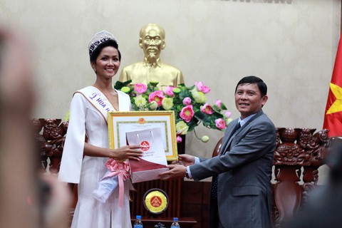 Đắk Lắk gặp gỡ, khen thưởng Hoa hậu Hoàn vũ H’Hen Niê - Ảnh 3. Đắk Lắk gặp gỡ, khen thưởng Hoa hậu Hoàn vũ H’Hen Niê - Ảnh 3.