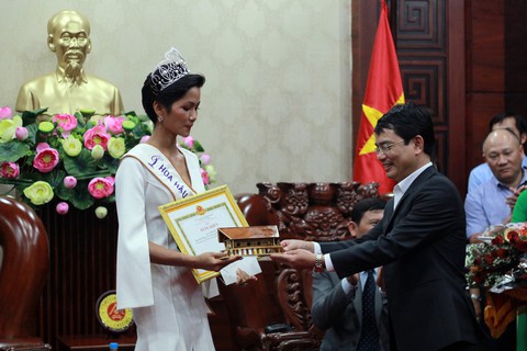 Đắk Lắk gặp gỡ, khen thưởng Hoa hậu Hoàn vũ H’Hen Niê - Ảnh 4. Đắk Lắk gặp gỡ, khen thưởng Hoa hậu Hoàn vũ H’Hen Niê - Ảnh 4.