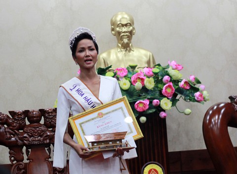 Đắk Lắk gặp gỡ, khen thưởng Hoa hậu Hoàn vũ H’Hen Niê - Ảnh 7. Đắk Lắk gặp gỡ, khen thưởng Hoa hậu Hoàn vũ H’Hen Niê - Ảnh 7.