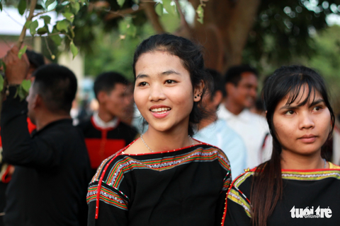 Hoa hậu HHen Niê đi xe máy cày về buôn làng - Ảnh 12. Hoa hậu HHen Niê đi xe máy cày về buôn làng - Ảnh 12.