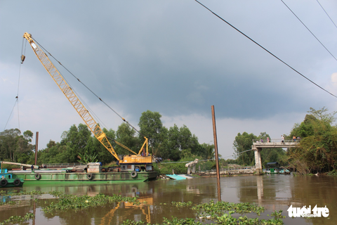 Cẩu thành công khối bêtông cầu Long Hòa B 39 tấn bị sập - Ảnh 3. Cẩu thành công khối bêtông cầu Long Hòa B 39 tấn bị sập - Ảnh 3.