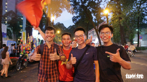 Bạn trẻ bán cờ, in áo Mình thích thì mình vào chung kết thôi - Ảnh 7. Bạn trẻ bán cờ, in áo Mình thích thì mình vào chung kết thôi - Ảnh 7.