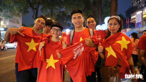 Bạn trẻ bán cờ, in áo Mình thích thì mình vào chung kết thôi - Ảnh 5. Bạn trẻ bán cờ, in áo Mình thích thì mình vào chung kết thôi - Ảnh 5.