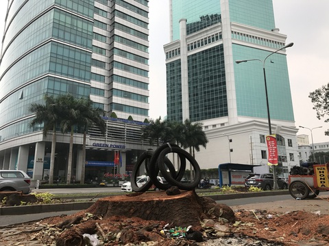 Đường Tôn Đức Thắng lạ lẫm khi không còn hàng cây cổ thụ - Ảnh 4. Đường Tôn Đức Thắng lạ lẫm khi không còn hàng cây cổ thụ - Ảnh 4.
