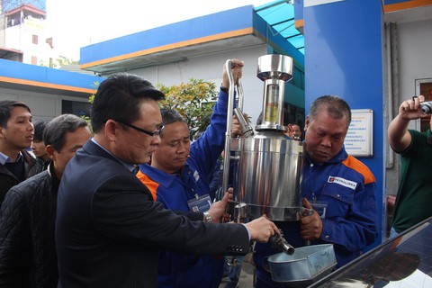 Bình xăng xe Honda dung tích 65 lít đổ tới 81,9 lít - Ảnh 1. Bình xăng xe Honda dung tích 65 lít đổ tới 81,9 lít - Ảnh 1.