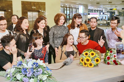 Như Quỳnh đến Hà Nội, gọi người hâm mộ là người tình mùa đông - Ảnh 3. Như Quỳnh đến Hà Nội, gọi người hâm mộ là người tình mùa đông - Ảnh 3.