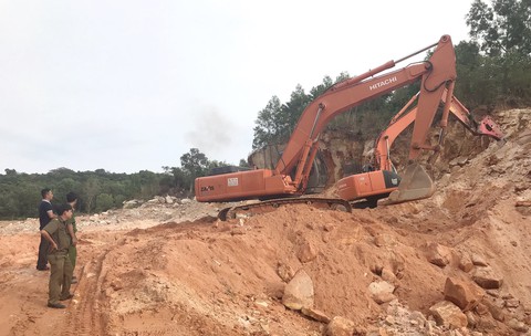 Bắt quả tang 7 đối tượng lấy trộm đất san lấp trên đảo Phú Quốc - Ảnh 1. Bắt quả tang 7 đối tượng lấy trộm đất san lấp trên đảo Phú Quốc - Ảnh 1.