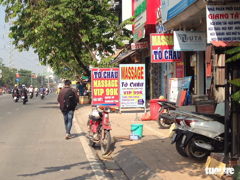 Lấn chiếm vỉa hè ngày càng trầm trọng - Ảnh 1. Lấn chiếm vỉa hè ngày càng trầm trọng - Ảnh 1.