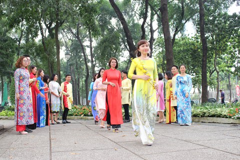 Nam thanh nữ tú Sài Gòn rực rỡ chụp ảnh áo dài đón Tết - Ảnh 8. Nam thanh nữ tú Sài Gòn rực rỡ chụp ảnh áo dài đón Tết - Ảnh 8.