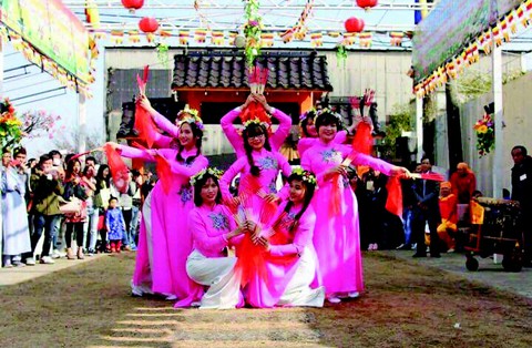Tết của người tha hương và chút ấm lòng trong đêm lạnh - Ảnh 1. Tết của người tha hương và chút ấm lòng trong đêm lạnh - Ảnh 1.
