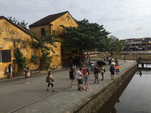 Người Việt ngày càng chi nhiều tiền cho du lịch - Ảnh 1. Người Việt ngày càng chi nhiều tiền cho du lịch - Ảnh 1.