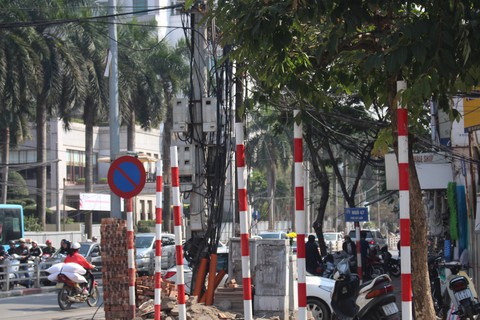 Gỡ biển báo cấm taxi trên phố Hà Nội vì... chưa có hiệu lực - Ảnh 3. Gỡ biển báo cấm taxi trên phố Hà Nội vì... chưa có hiệu lực - Ảnh 3.