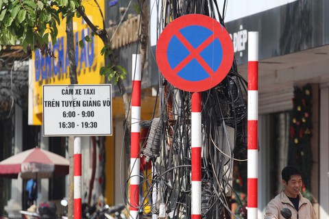 Gỡ biển báo cấm taxi trên phố Hà Nội vì... chưa có hiệu lực - Ảnh 1. Gỡ biển báo cấm taxi trên phố Hà Nội vì... chưa có hiệu lực - Ảnh 1.