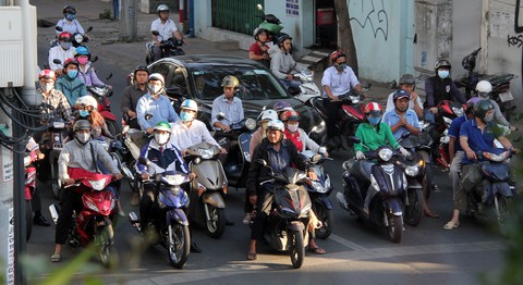 Sài Gòn se lạnh, người dân xúng xính áo ấm ra đường - Ảnh 2. Sài Gòn se lạnh, người dân xúng xính áo ấm ra đường - Ảnh 2.