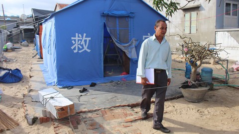 Tết sẻ chia cho thầy, trò vùng bão lũ: Đón tết trong mái lều tạm - Ảnh 1. Tết sẻ chia cho thầy, trò vùng bão lũ: Đón tết trong mái lều tạm - Ảnh 1.