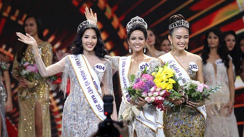 Hoa hậu H’Hen Niê da nâu, răng khấp khểnh: Không vấn đề! - Ảnh 1. Hoa hậu H’Hen Niê da nâu, răng khấp khểnh: Không vấn đề! - Ảnh 1.